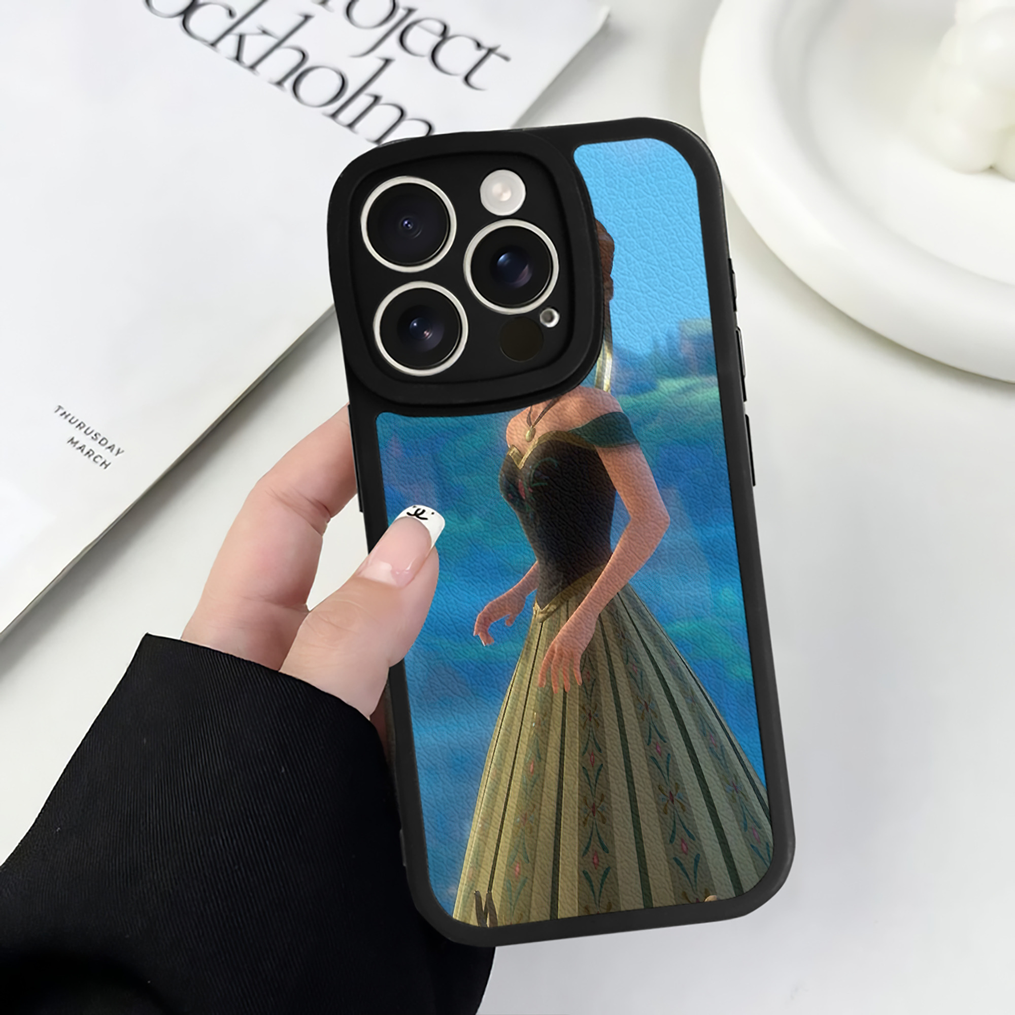 （画像用） アナと雪の女王 アンナ エルサ Frozen Anna Elsa 【iPhone 16シリーズ対応】シリコンスマホケース（レザー調） 材質：シリコン